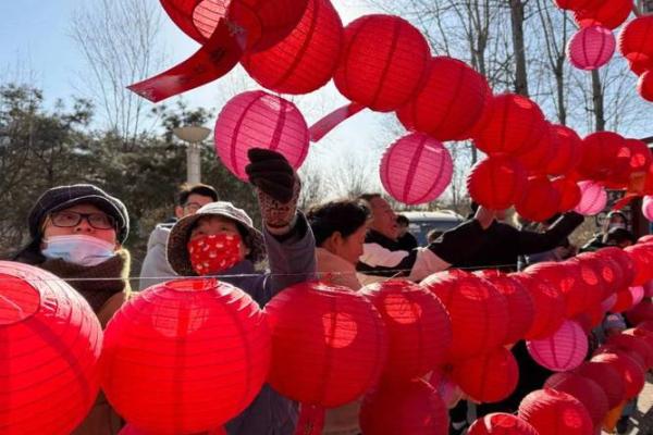 元宵节灯谜与灯笼的节日氛围