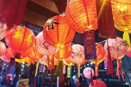 元宵节灯谜与灯笼的节日氛围