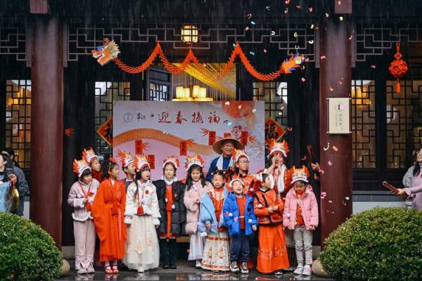 民族节日中的家族团圆与文化认同