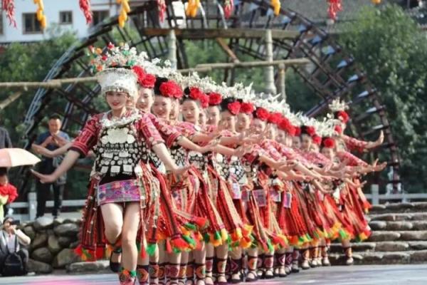 苗族的传统节日:感受大地与星辰的神秘呼唤 苗族的传统节日:感受大地与星辰的神秘呼唤