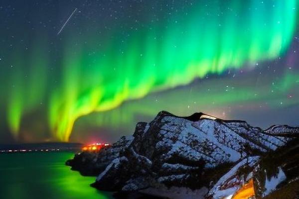 天文奇观：流星雨为夜空增色，观赏技巧与科学解读