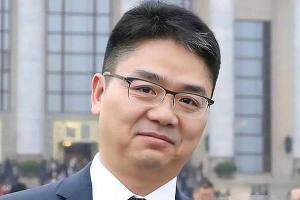 八字命理误区大揭秘：刘强东如何反而逆袭命运